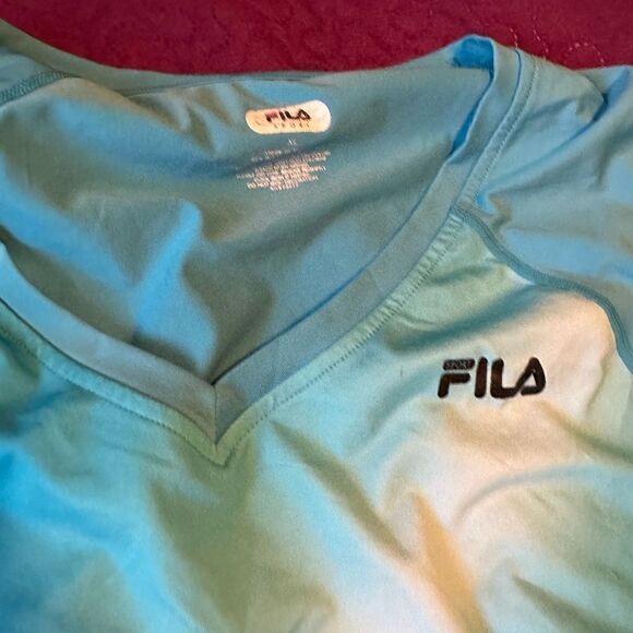 Set of 2- running shirts - one has a small snag -XL - Picture 4 of 5